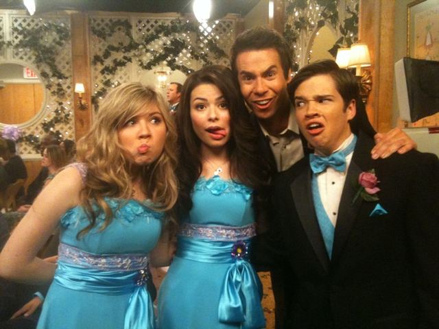 The cast of iCarly from left to right Jennette McCurdy Miranda Cosgrove 